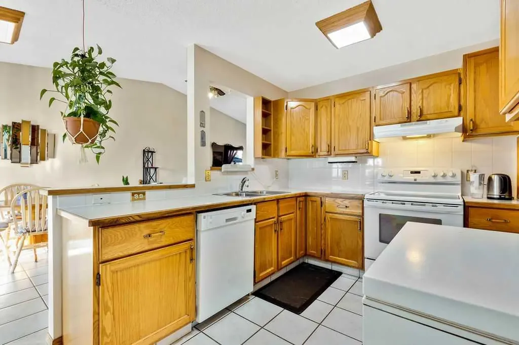 25 Knight Street Okotoks AB T1S1G3