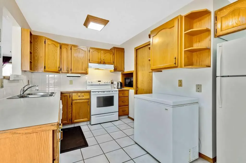 25 Knight Street Okotoks AB T1S1G3