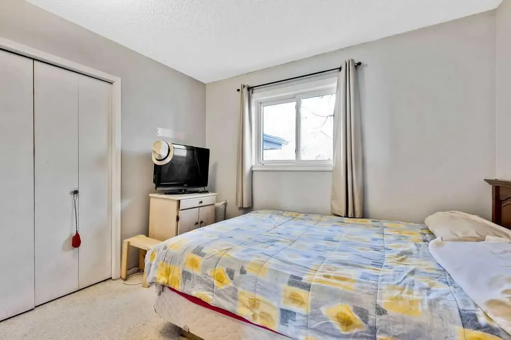 25 Knight Street Okotoks AB T1S1G3