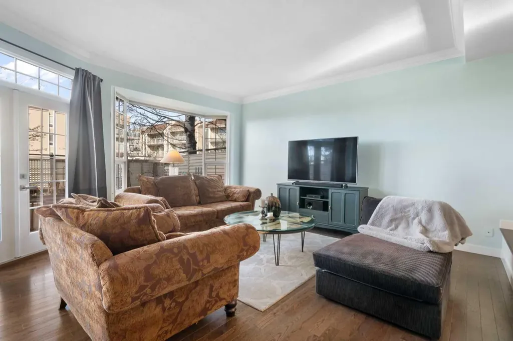 3437 42 Street NW Calgary AB T3A 2M7