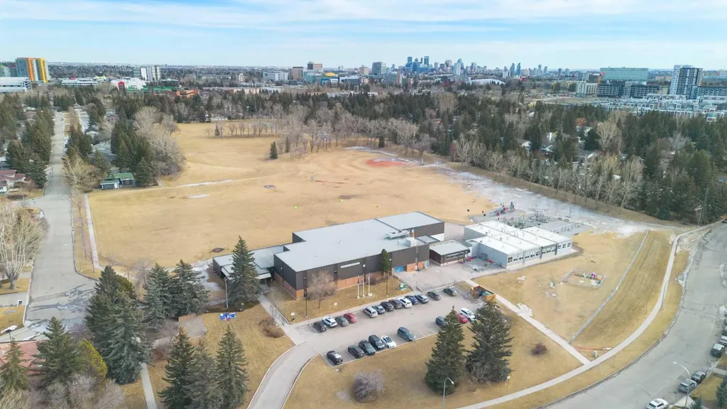 3437 42 Street NW Calgary AB T3A 2M7