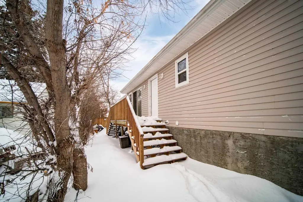 422 9th Street Wainwright AB T9W 1C7