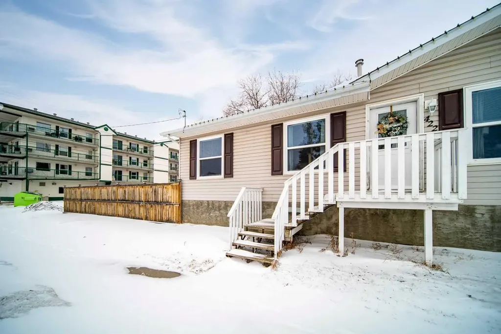 422 9th Street Wainwright AB T9W 1C7