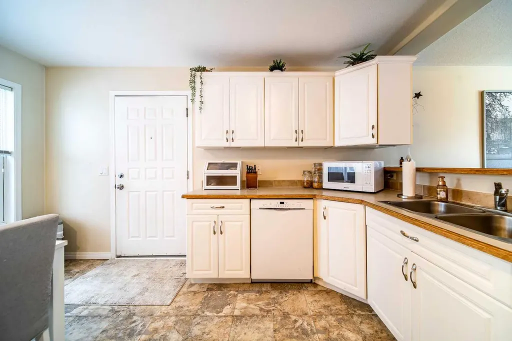 422 9th Street Wainwright AB T9W 1C7
