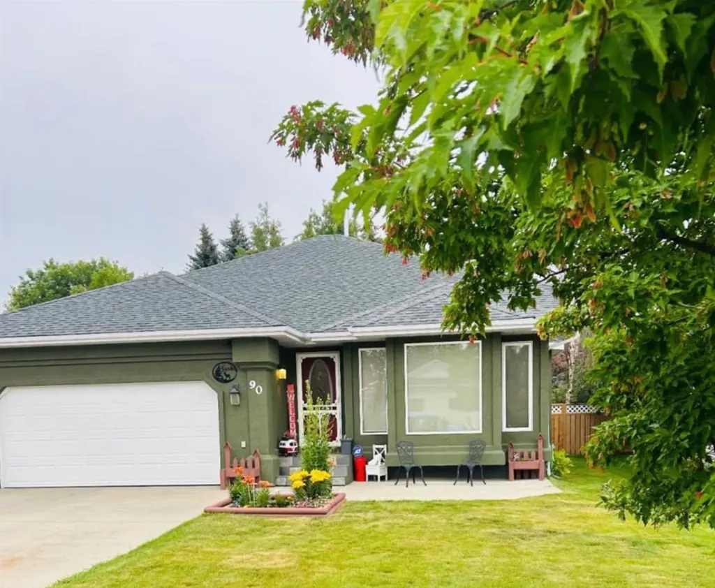 90 Park Drive Whitecourt AB T7S 1S4