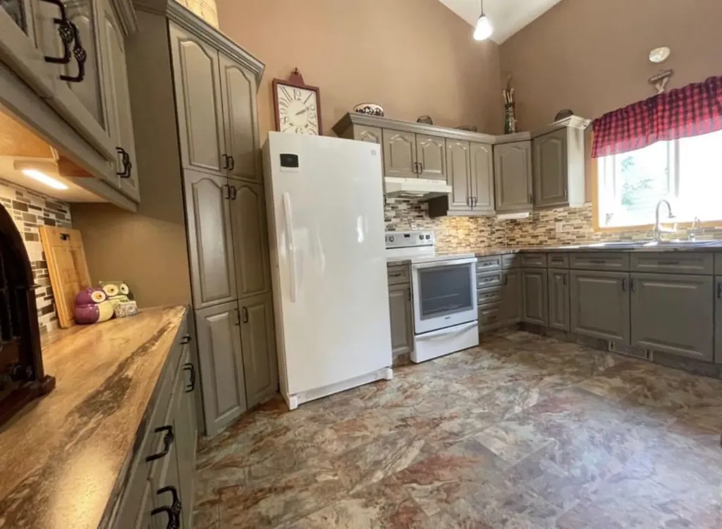 90 Park Drive Whitecourt AB T7S 1S4