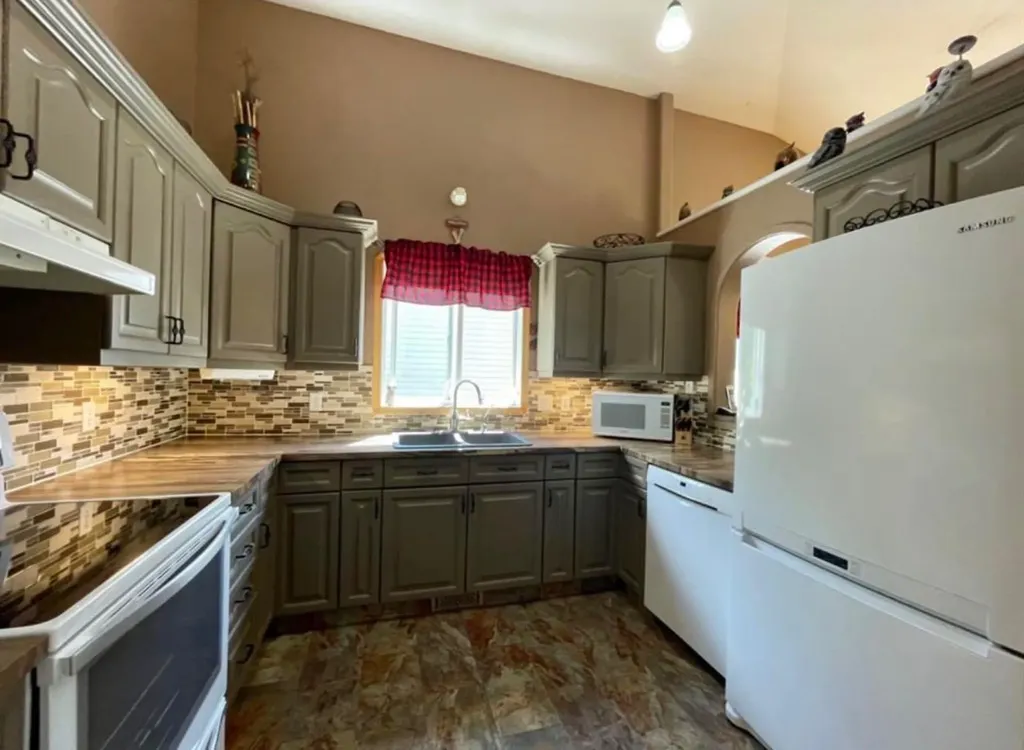 90 Park Drive Whitecourt AB T7S 1S4
