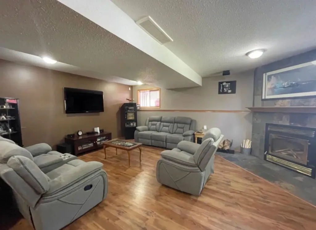 90 Park Drive Whitecourt AB T7S 1S4