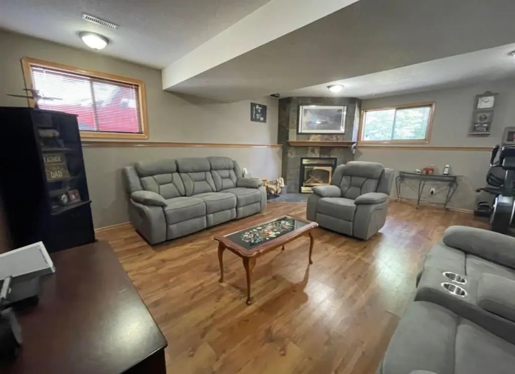 90 Park Drive Whitecourt AB T7S 1S4