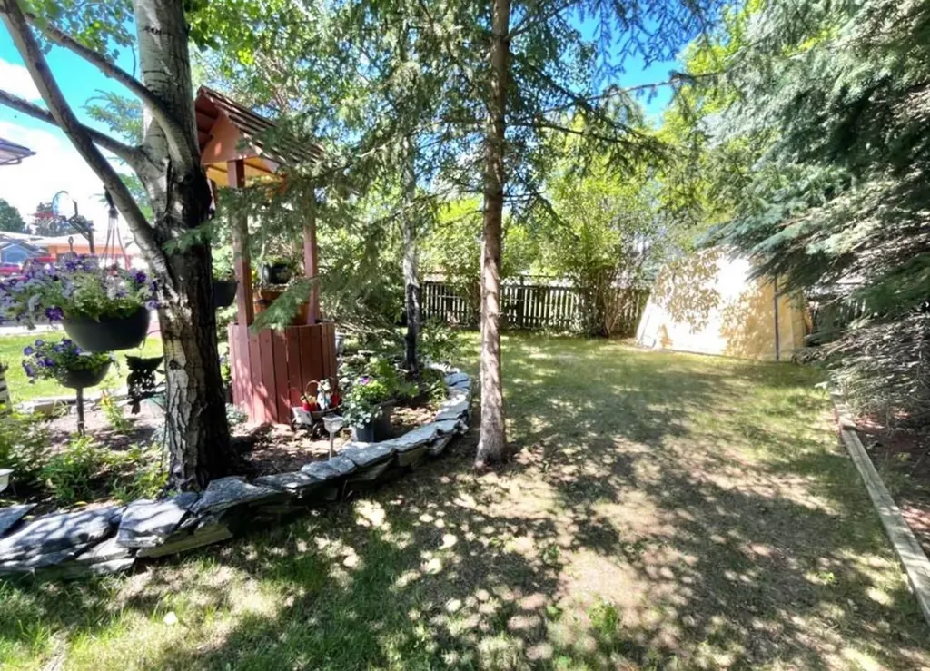 90 Park Drive Whitecourt AB T7S 1S4