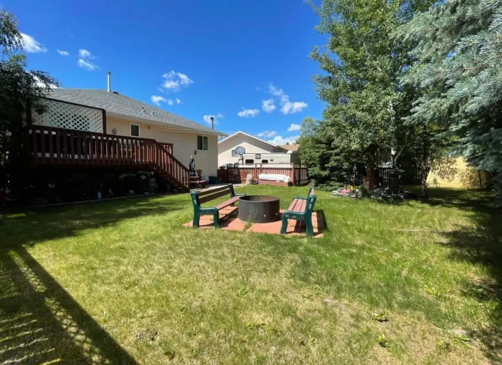 90 Park Drive Whitecourt AB T7S 1S4