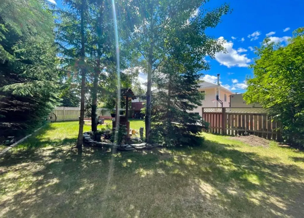 90 Park Drive Whitecourt AB T7S 1S4