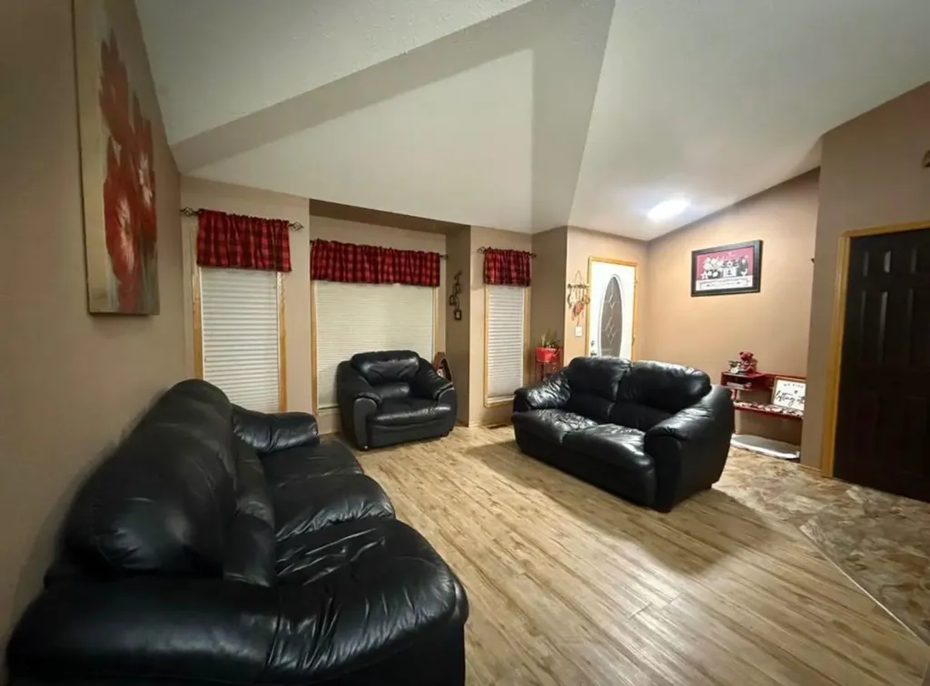 90 Park Drive Whitecourt AB T7S 1S4