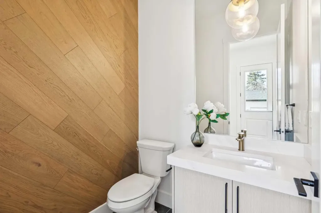 2426 27 Street SW Calgary AB T3E 2G3