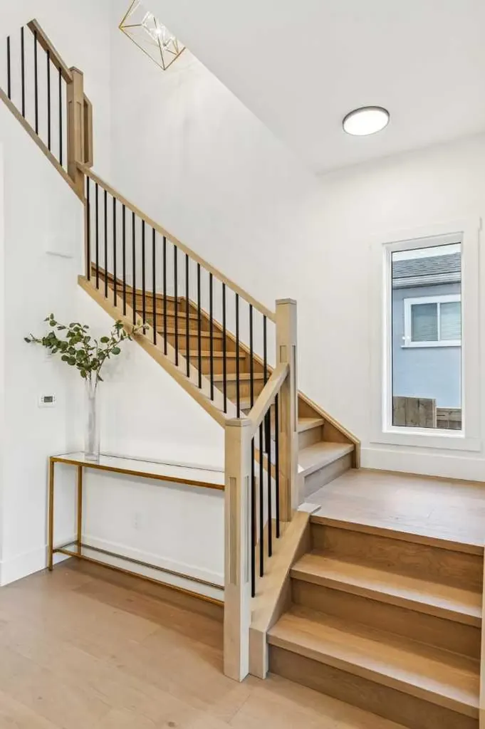 2426 27 Street SW Calgary AB T3E 2G3