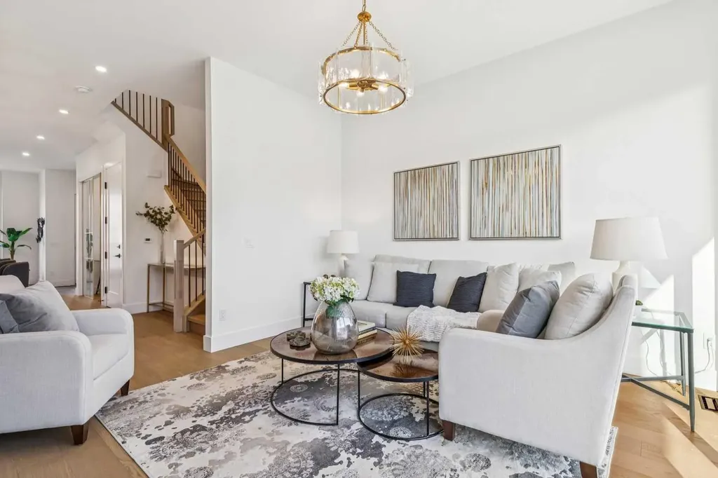 2426 27 Street SW Calgary AB T3E 2G3