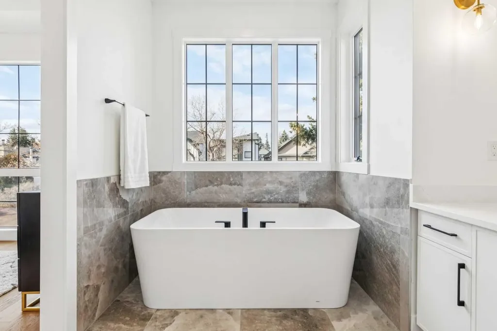 2426 27 Street SW Calgary AB T3E 2G3
