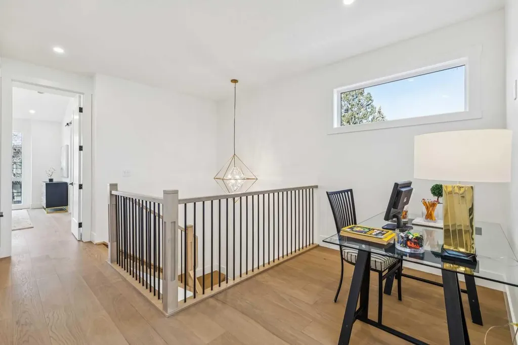 2426 27 Street SW Calgary AB T3E 2G3
