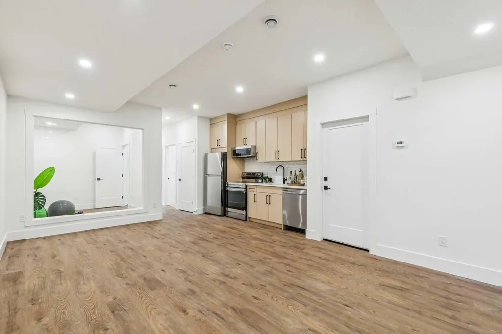 2426 27 Street SW Calgary AB T3E 2G3