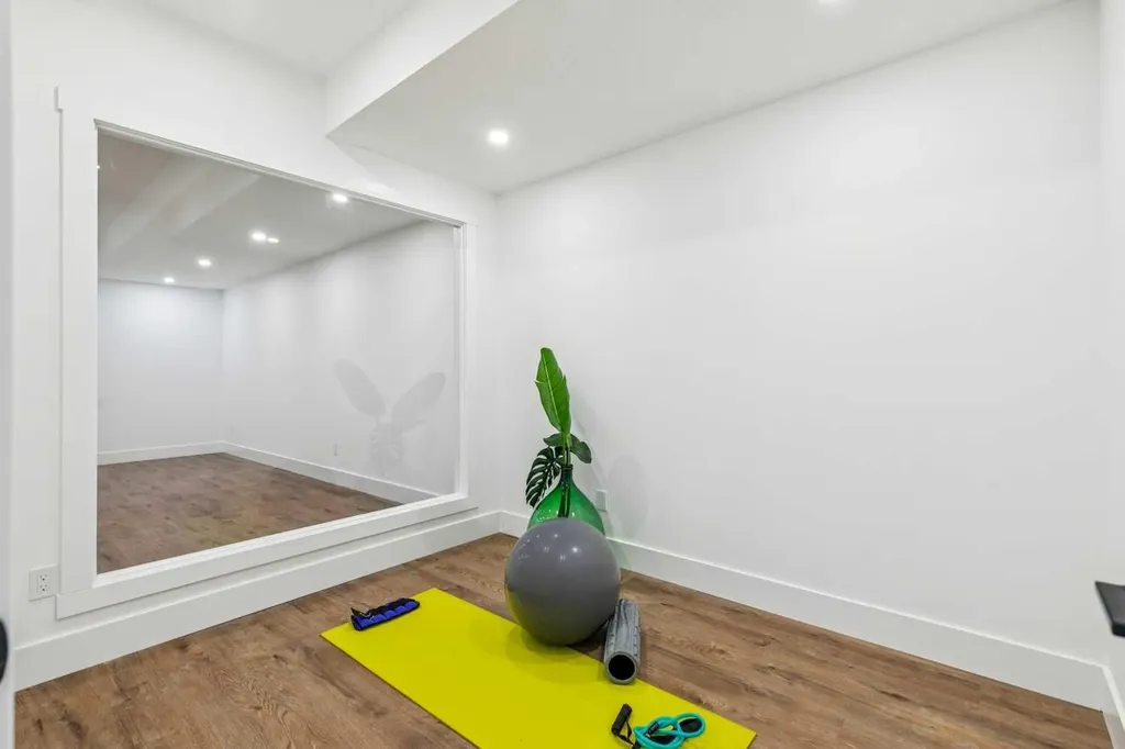 2426 27 Street SW Calgary AB T3E 2G3