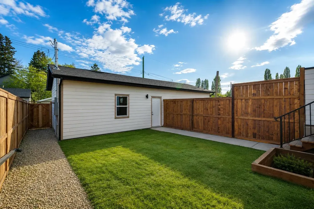 2426 27 Street SW Calgary AB T3E 2G3