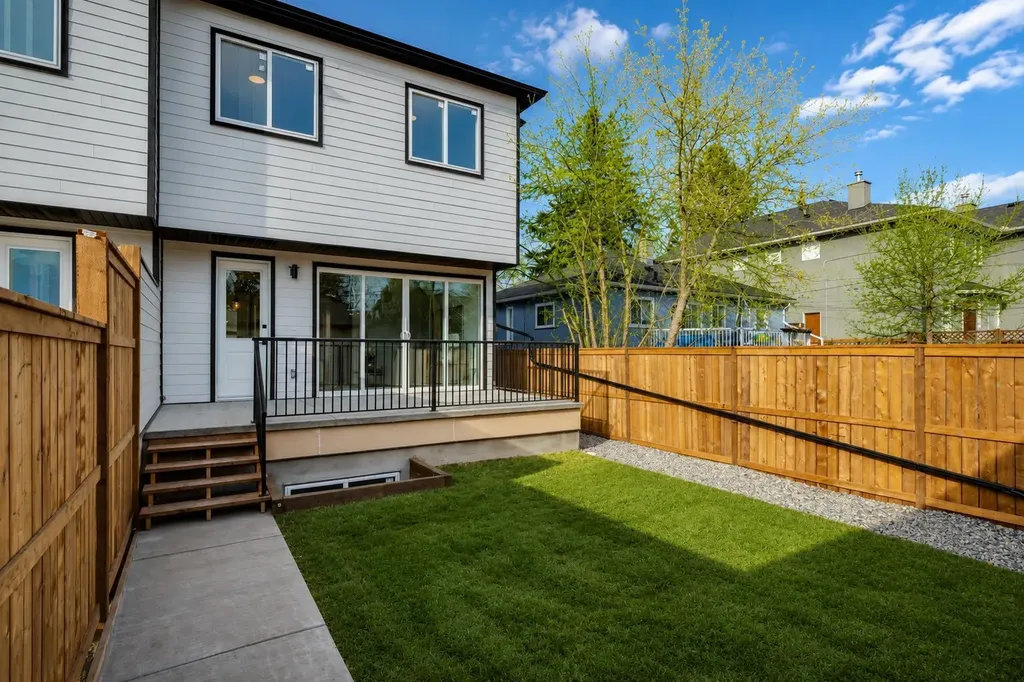 2426 27 Street SW Calgary AB T3E 2G3