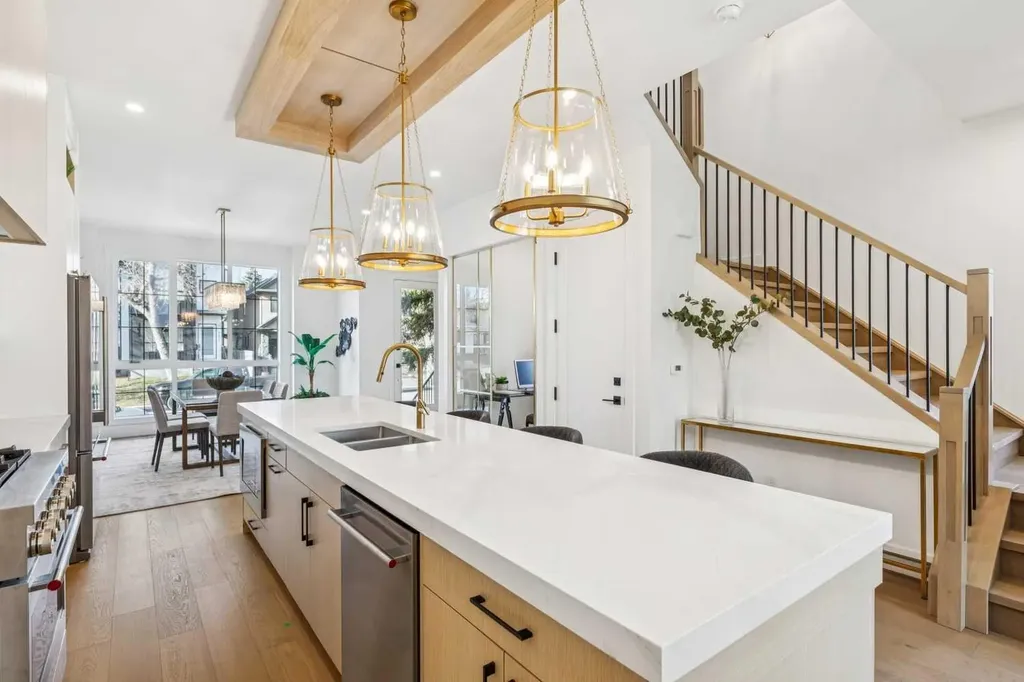 2426 27 Street SW Calgary AB T3E 2G3