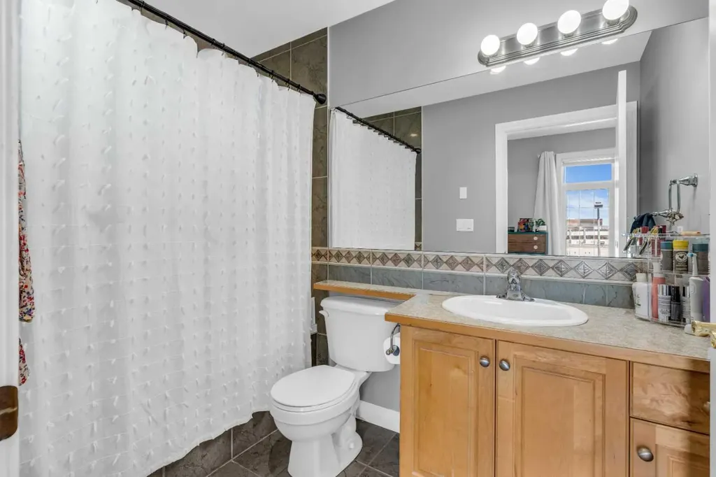 1315 12 Avenue SW Calgary AB T3C 0P6
