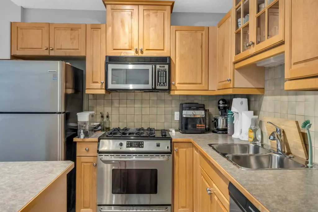 1315 12 Avenue SW Calgary AB T3C 0P6