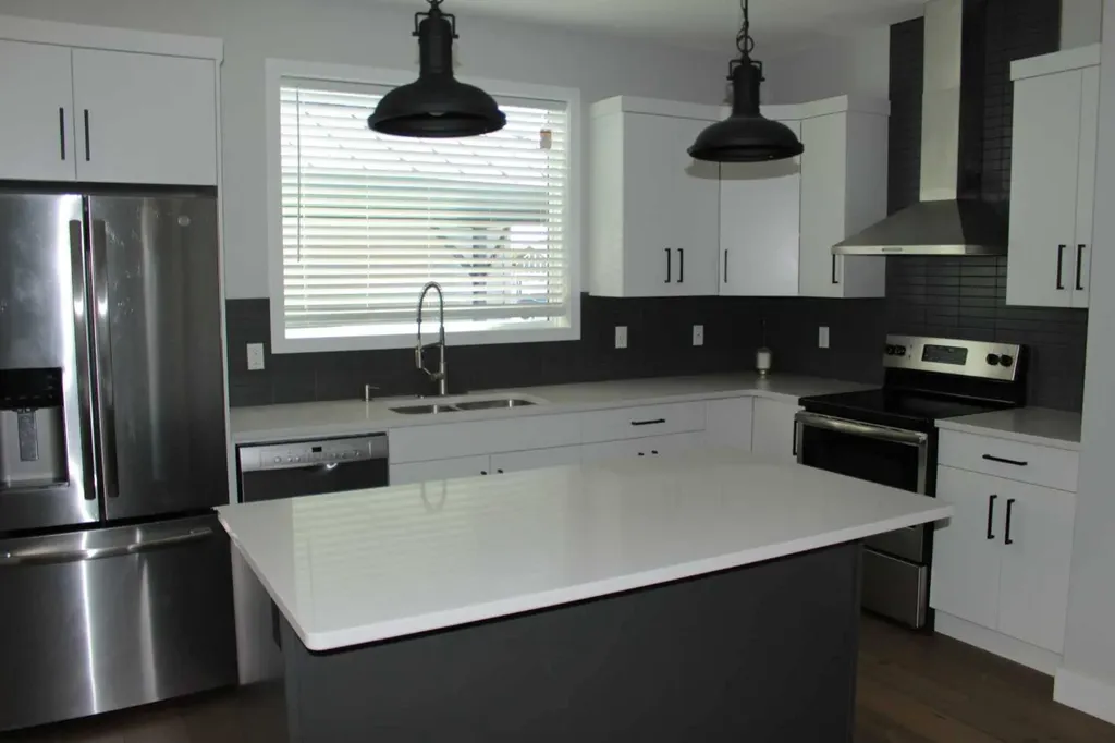 958 41 Avenue N Lethbridge AB T1H 7G9