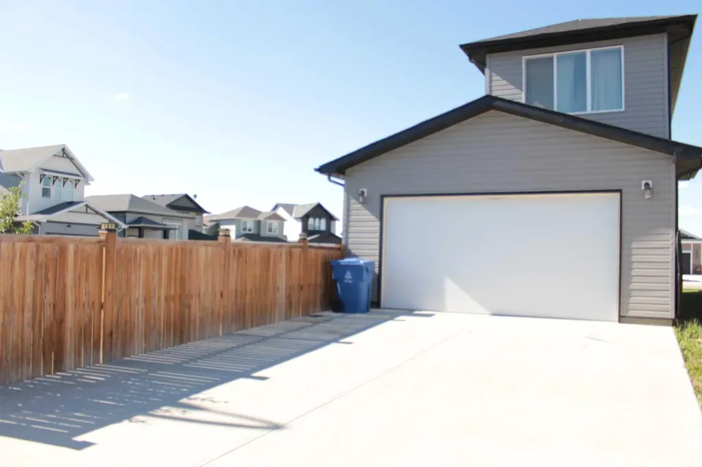 958 41 Avenue N Lethbridge AB T1H 7G9