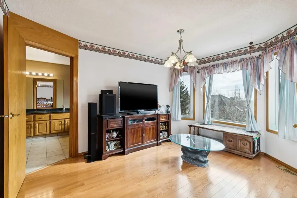 2203 Sirocco Drive SW Calgary AB T3H 2T9