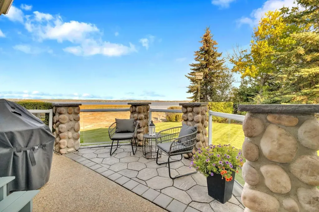 398 Marina Bay Place Sylvan Lake AB T4S1E9