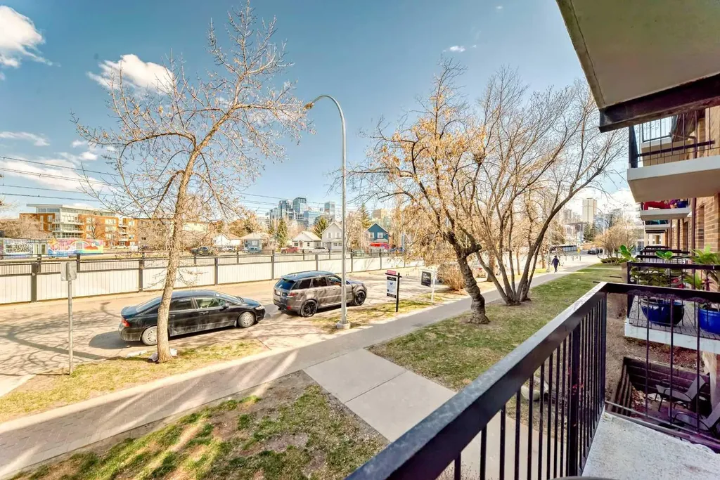 315 9a Street NW Calgary AB T2N 1T7