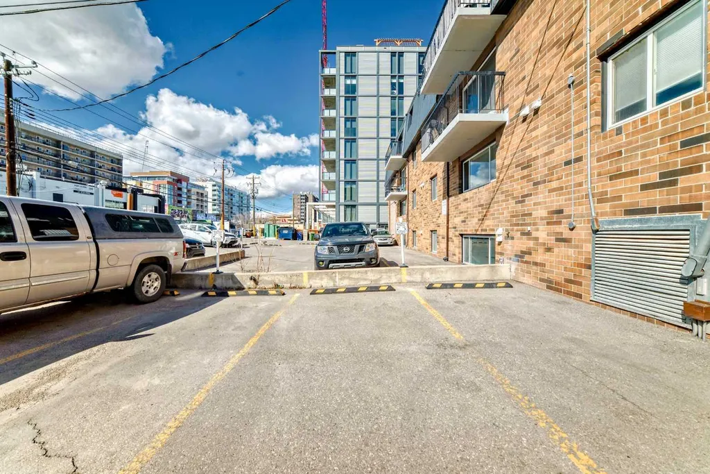 315 9a Street NW Calgary AB T2N 1T7