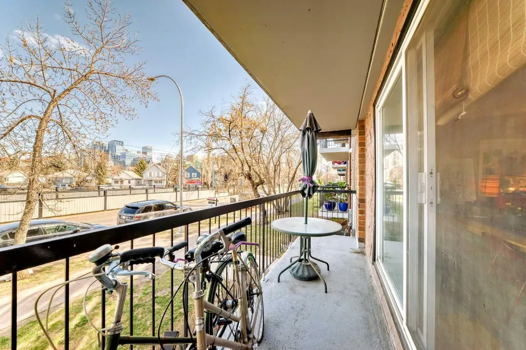 315 9a Street NW Calgary AB T2N 1T7