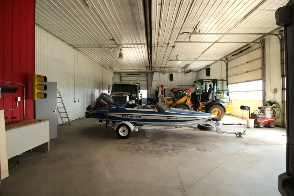 3208 52 Avenue Innisfail AB T4G1E2