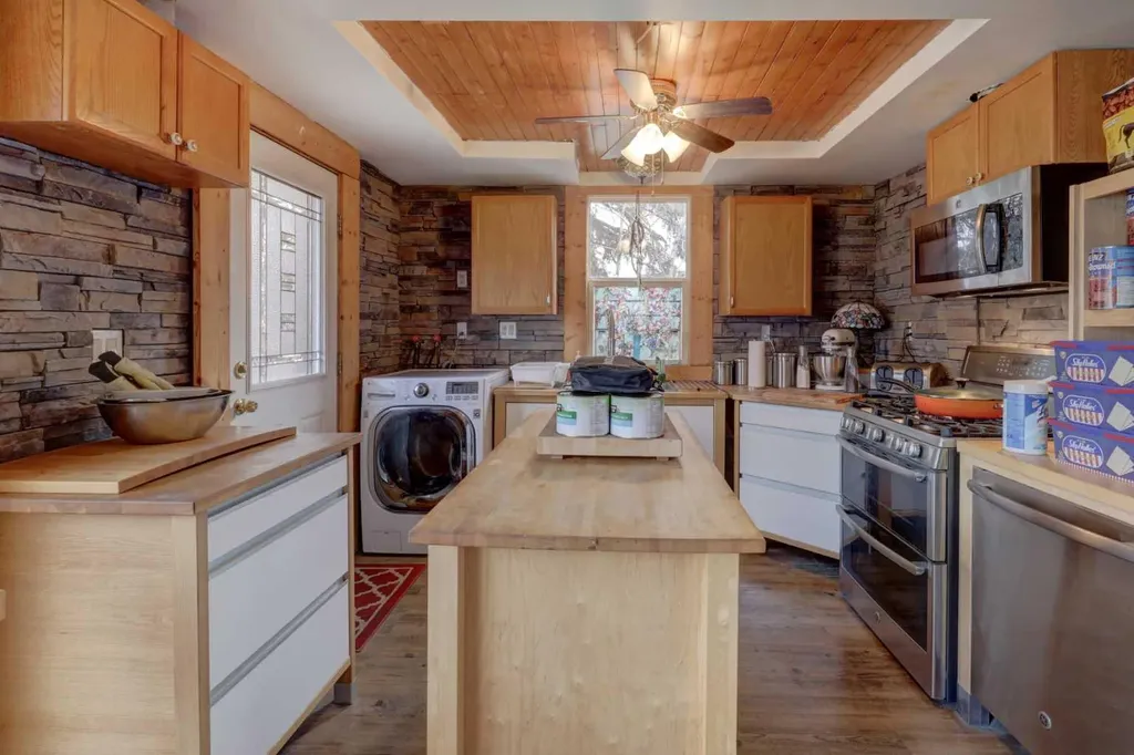 6424 32 Avenue NW Calgary AB T3B 0K4
