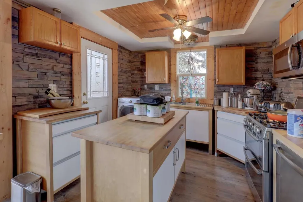 6424 32 Avenue NW Calgary AB T3B 0K4