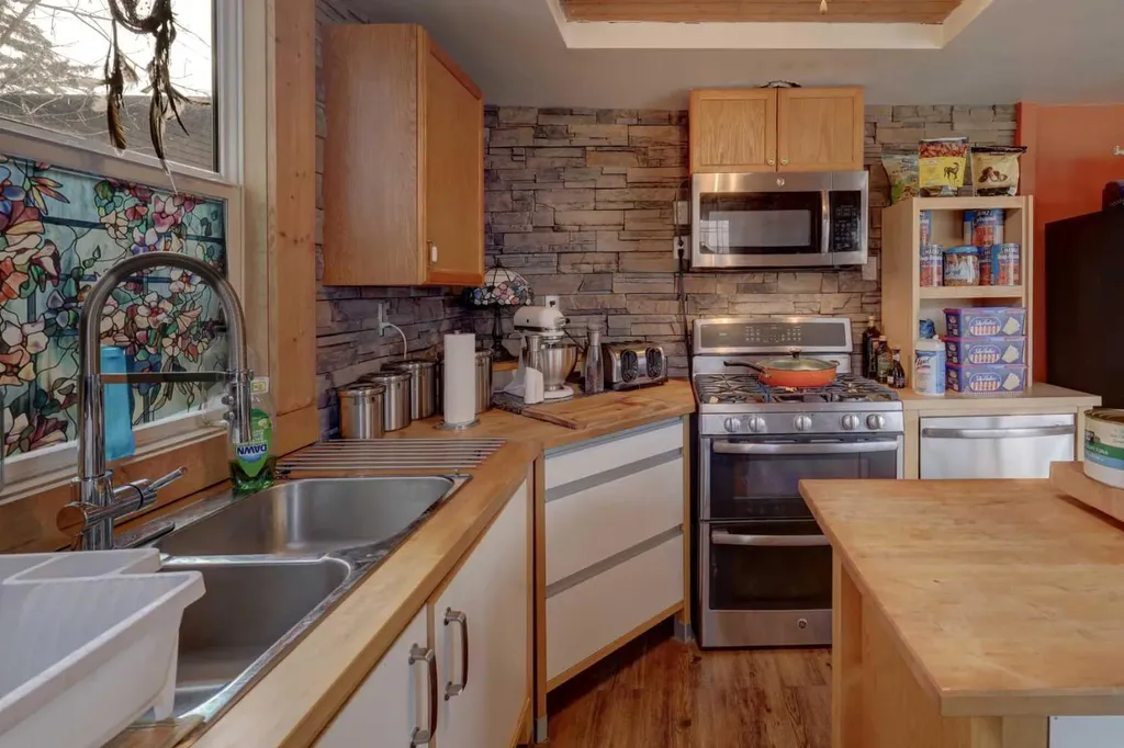 6424 32 Avenue NW Calgary AB T3B 0K4