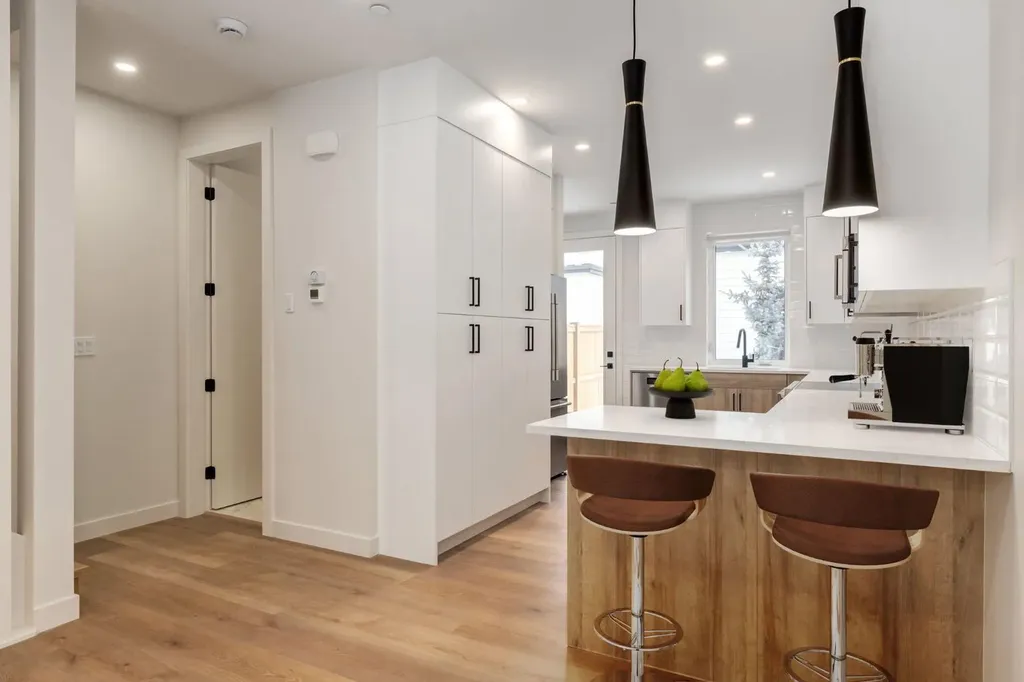 233 25 Avenue NE Calgary AB T2E1Y2
