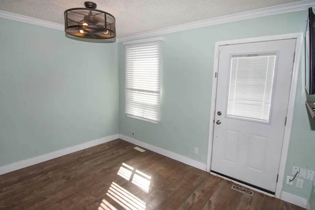 129 30 Avenue NW Calgary AB t2m2n1