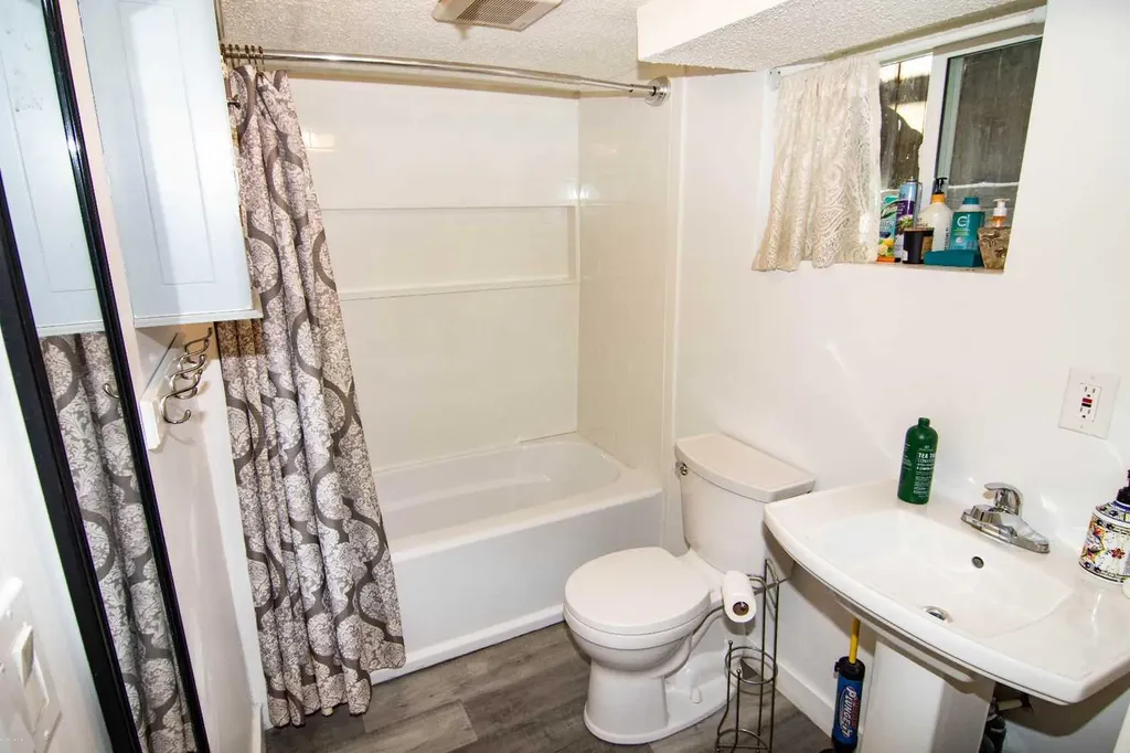 129 30 Avenue NW Calgary AB t2m2n1