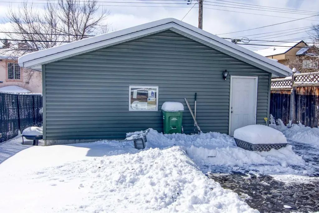 129 30 Avenue NW Calgary AB t2m2n1