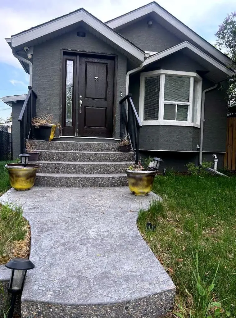 129 30 Avenue NW Calgary AB t2m2n1