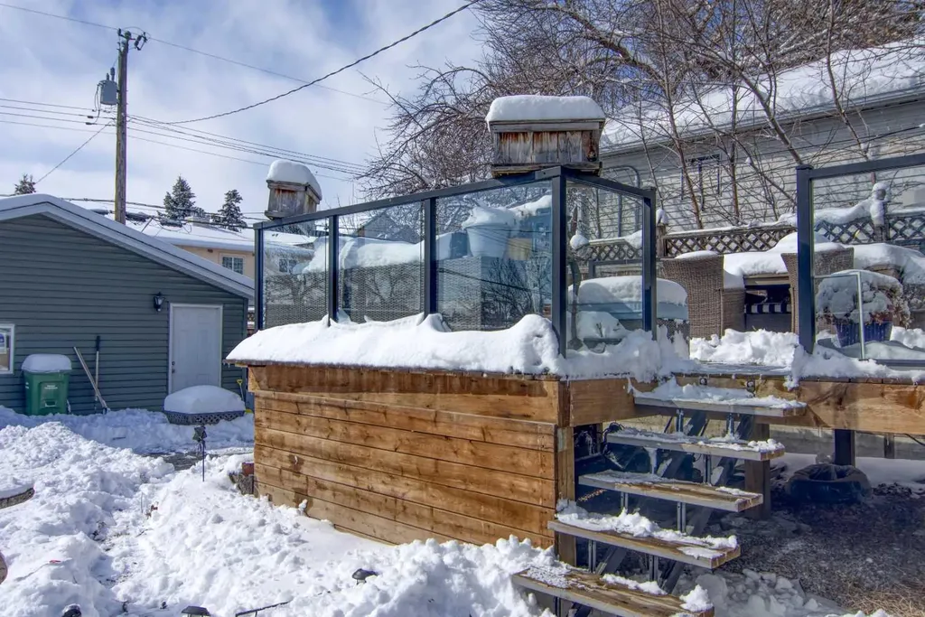 129 30 Avenue NW Calgary AB t2m2n1