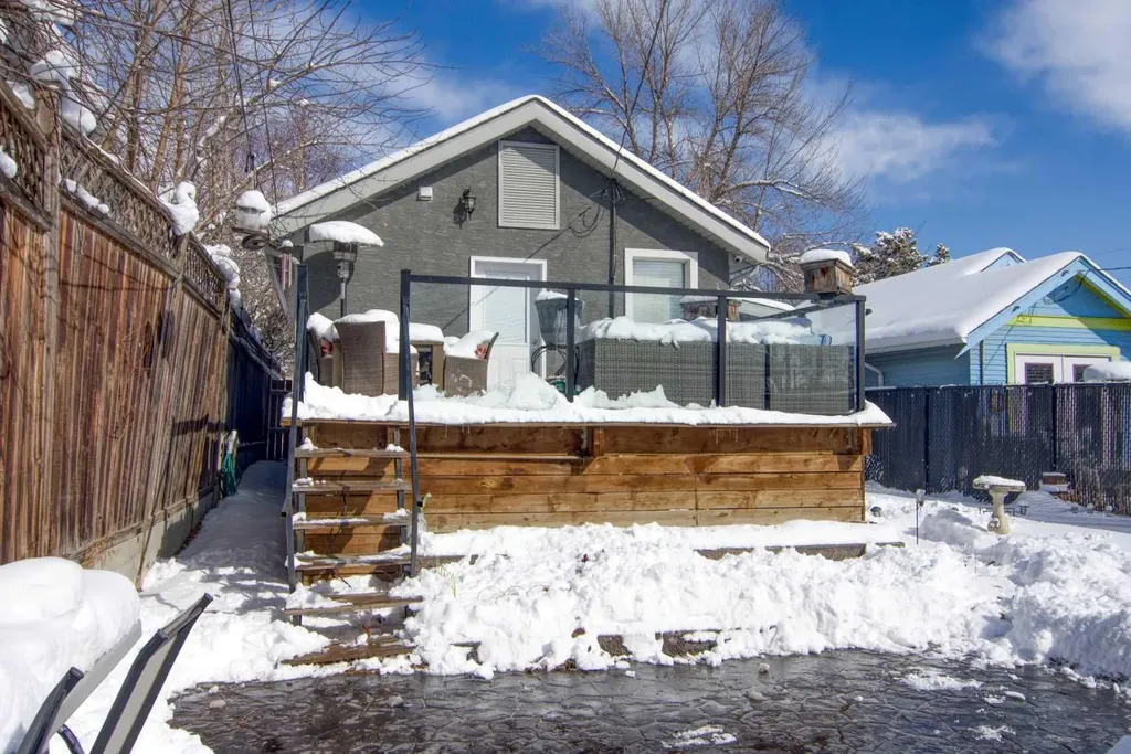 129 30 Avenue NW Calgary AB t2m2n1