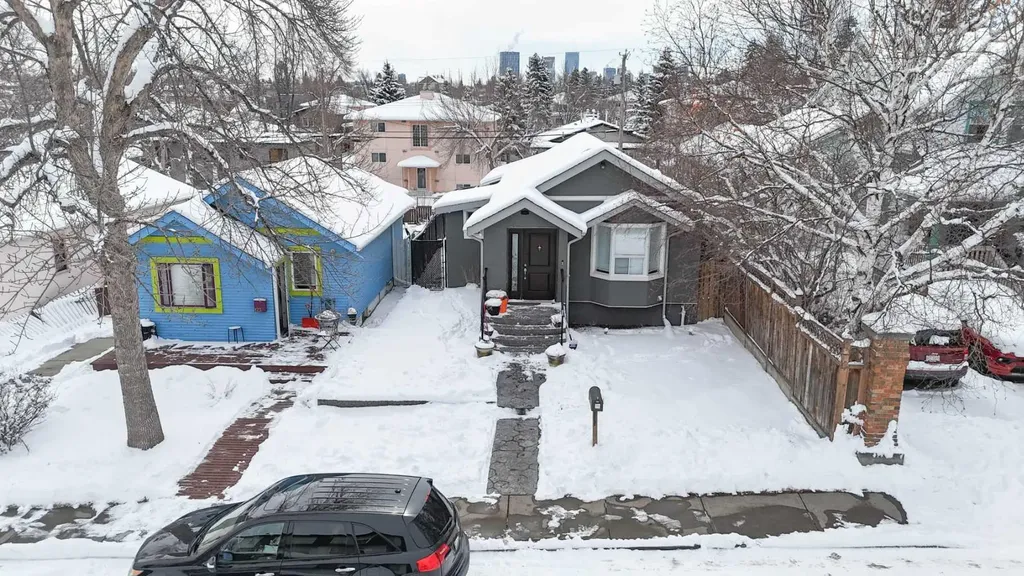 129 30 Avenue NW Calgary AB t2m2n1