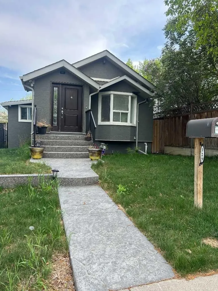 129 30 Avenue NW Calgary AB t2m2n1