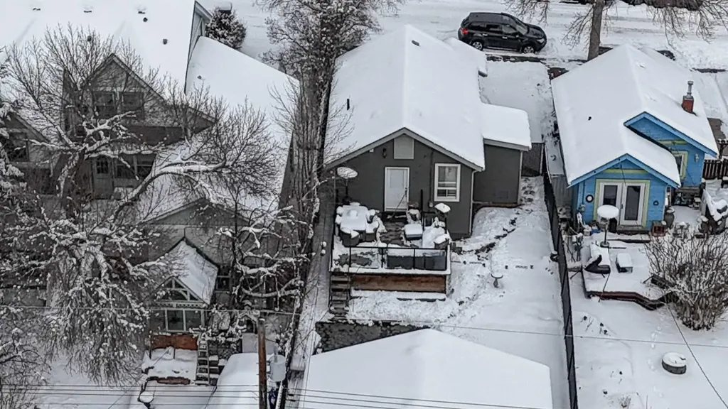 129 30 Avenue NW Calgary AB t2m2n1